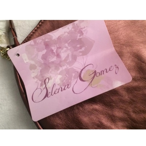 Selena Gomez Bronzed Burgundy Lips-shaped Purse - Picture 5 of 6